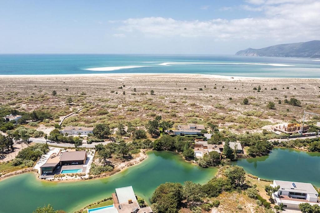 カルヴァリャルにあるVilla Arielの水上リゾートの空中ビュー