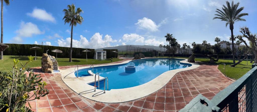 Bazén v ubytování Apartamentos Vacacionales Atlanterra nebo v jeho okolí