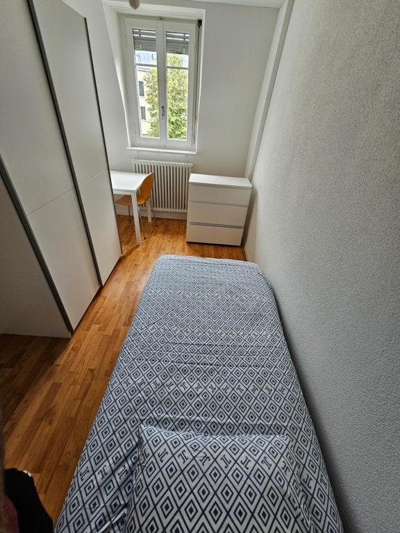 Tempat tidur dalam kamar di Private Zimmer