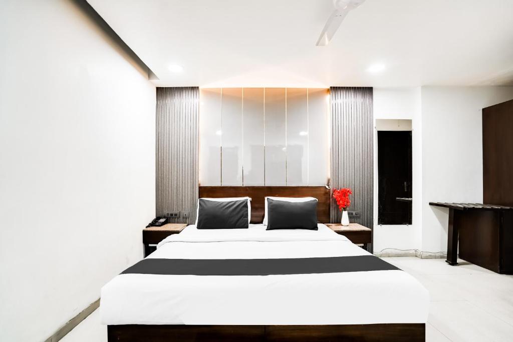 Postel nebo postele na pokoji v ubytování Hotel O Grand Peepal