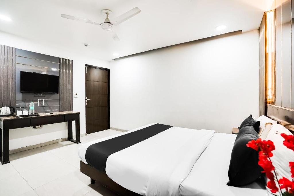 Postel nebo postele na pokoji v ubytování Hotel O Grand Peepal
