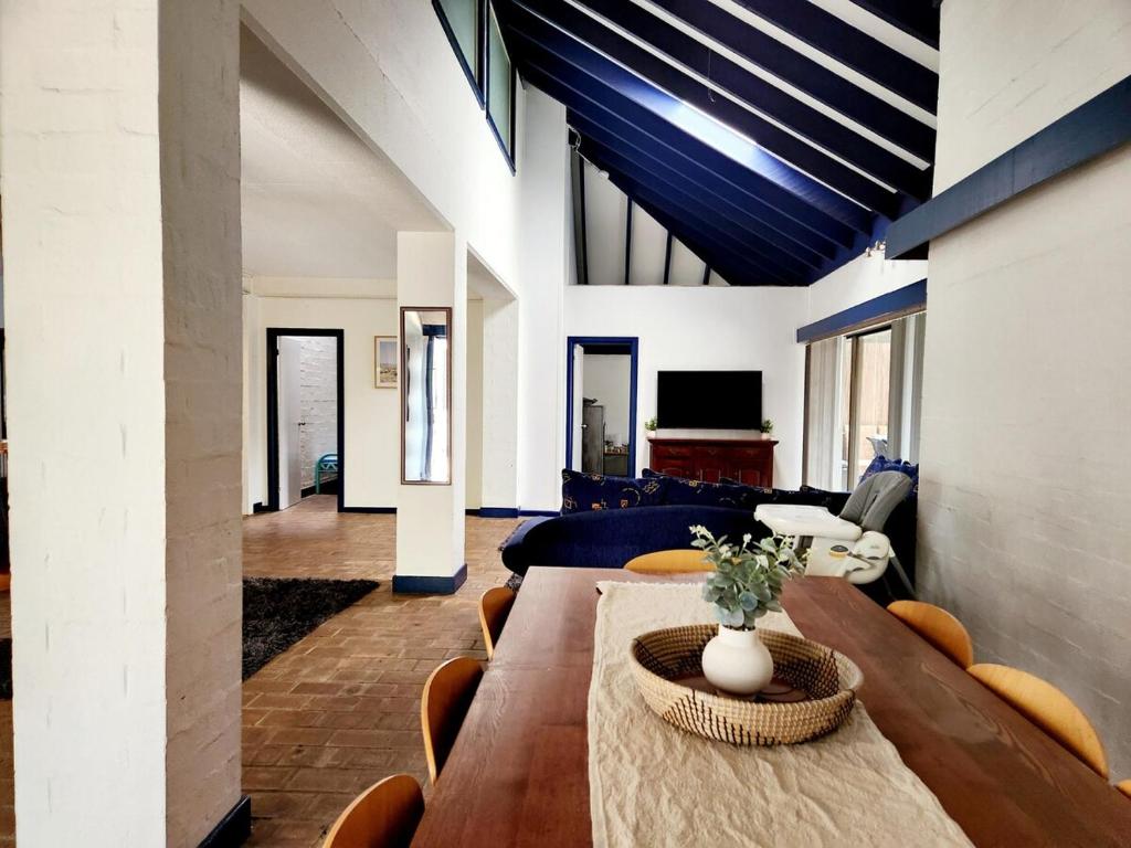 una sala de estar con una mesa y un sofá en Mandurah Family Resort Bunkhouse, en Mandurah