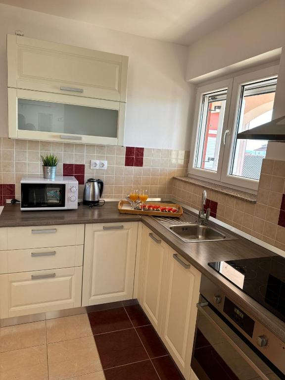Kuchyň nebo kuchyňský kout v ubytování Apartmani "Bodulo"