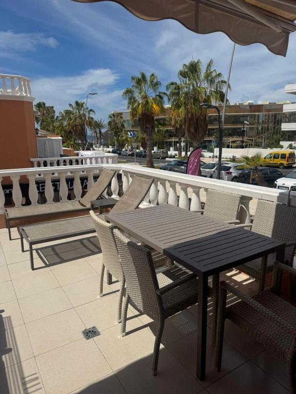 Las Americas 1-Bed Apt Sleeps 5 Pool Parking