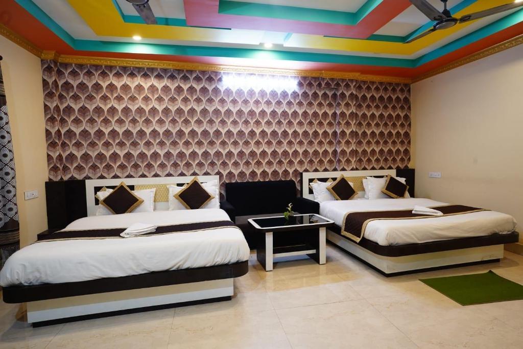 Postel nebo postele na pokoji v ubytování Tirupati Lodge NJP