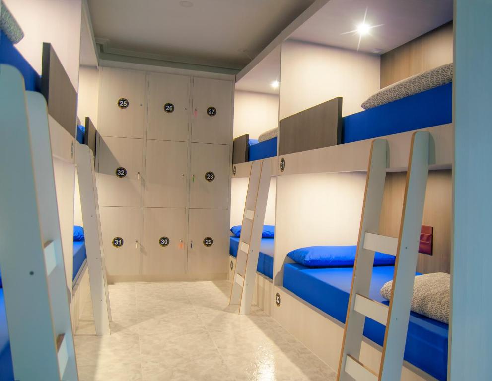 Zimmer mit blauen Etagenbetten in der Unterkunft Albergue Oceanus Finisterre in Kap Finisterre