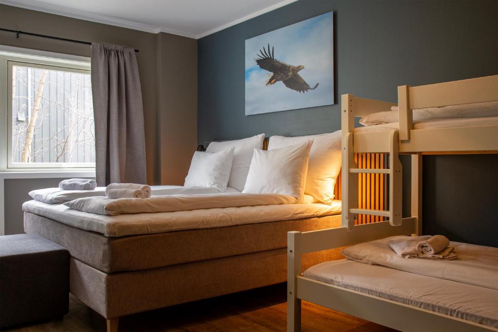 Postel nebo postele na pokoji v ubytování Nordis Hotel Lofoten