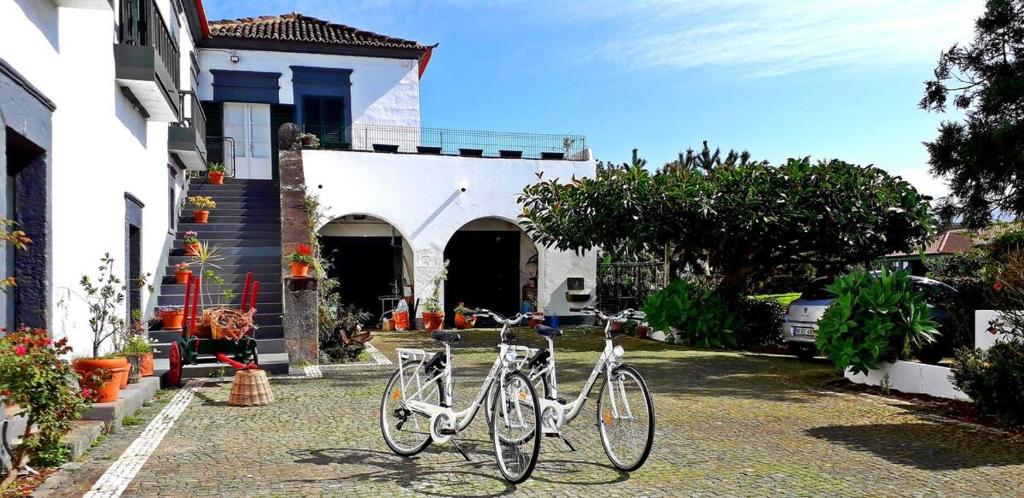 zwei Fahrräder, die vor einem Haus geparkt sind in der Unterkunft Ninho do Cedro - Azorean tranquility in Livramento