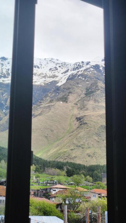 Nespecifikovaný výhled na hory nebo výhled na hory při pohledu z hotelu