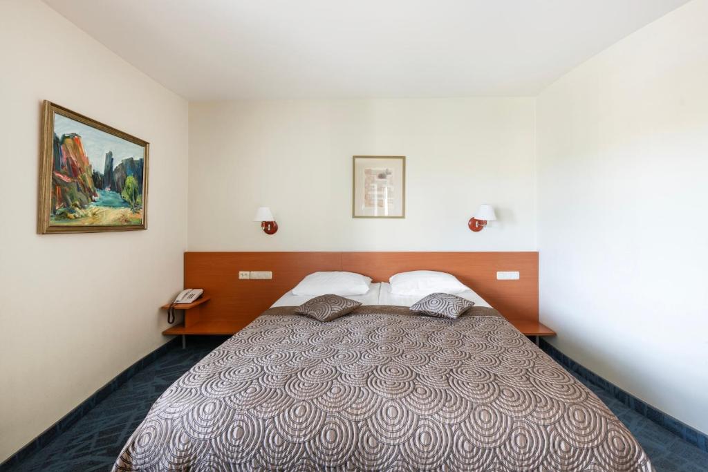 Postel nebo postele na pokoji v ubytování Art City Inn