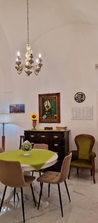una sala da pranzo con tavolo e sedie verdi di La Corte dei Sarti a Copertino