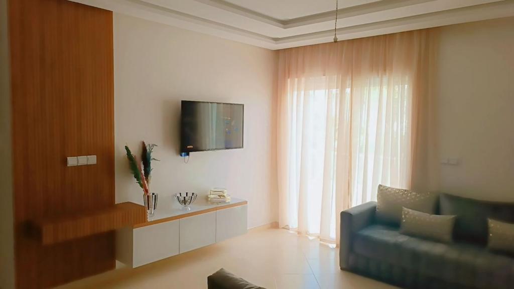 TV a/nebo společenská místnost v ubytování Appartement familial avec piscine Imi Ouaddar