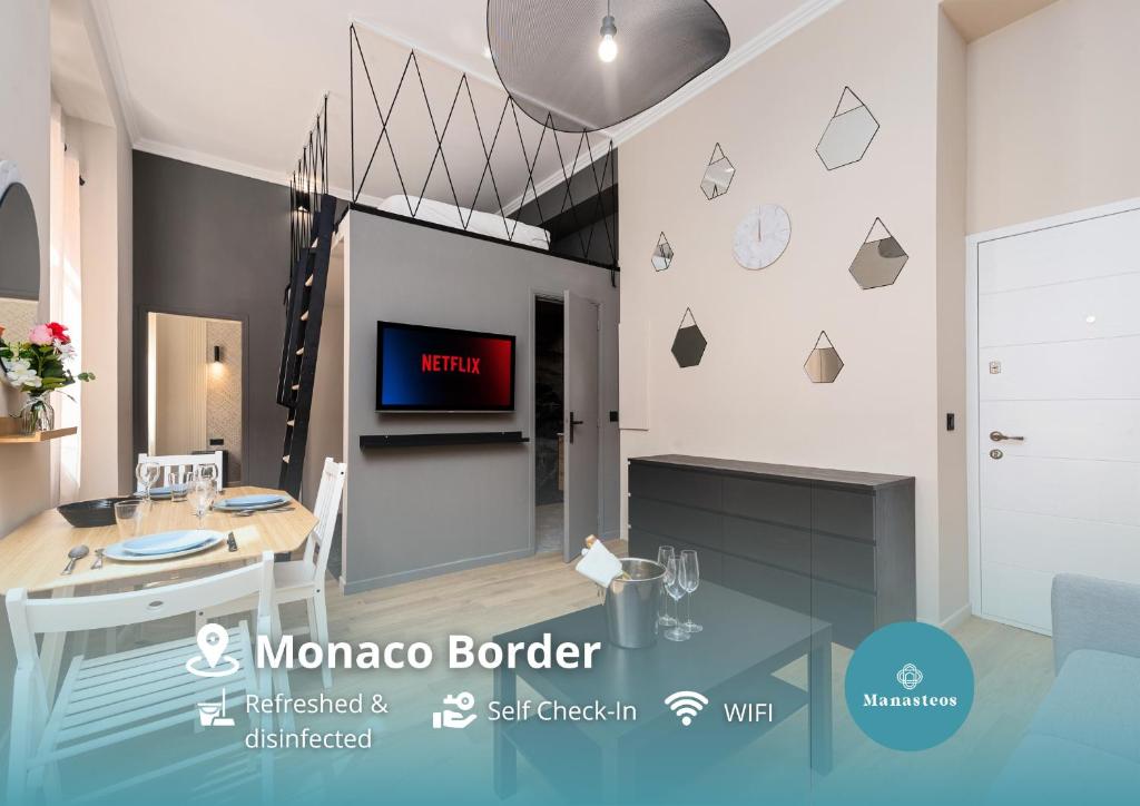 un salon avec une table et une télévision dans l'établissement 5mn Monaco - Cosy appartement avec Mezzanine - DH, à Beausoleil