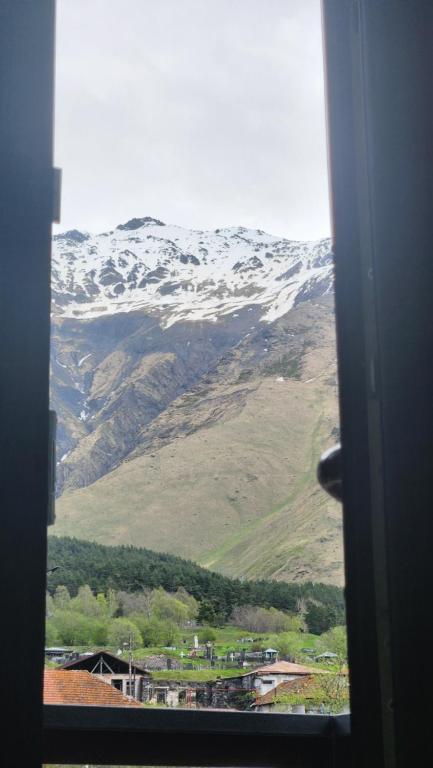 Nespecifikovaný výhled na hory nebo výhled na hory při pohledu z hotelu