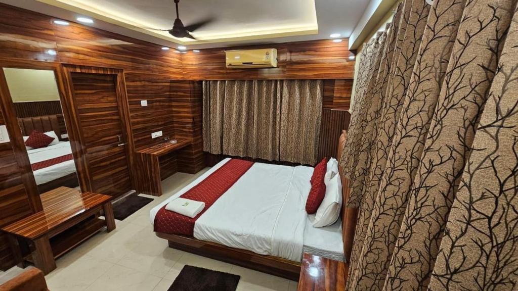 Postel nebo postele na pokoji v ubytování Tirupati Lodge NJP