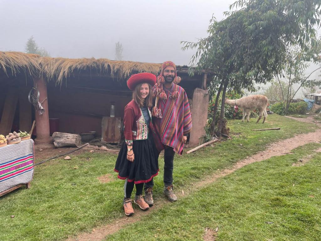 un homme et une femme posant pour une photo dans l'établissement Casa de Gumercindo, à Ccorcor