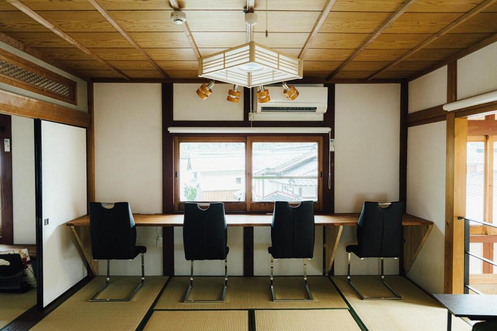 Fotografie z fotogalerie ubytování 上丹生山根邸本館 22名様まで宿泊可能 一棟貸切 滋賀の大自然に囲まれた古民家 v destinaci Nagahama