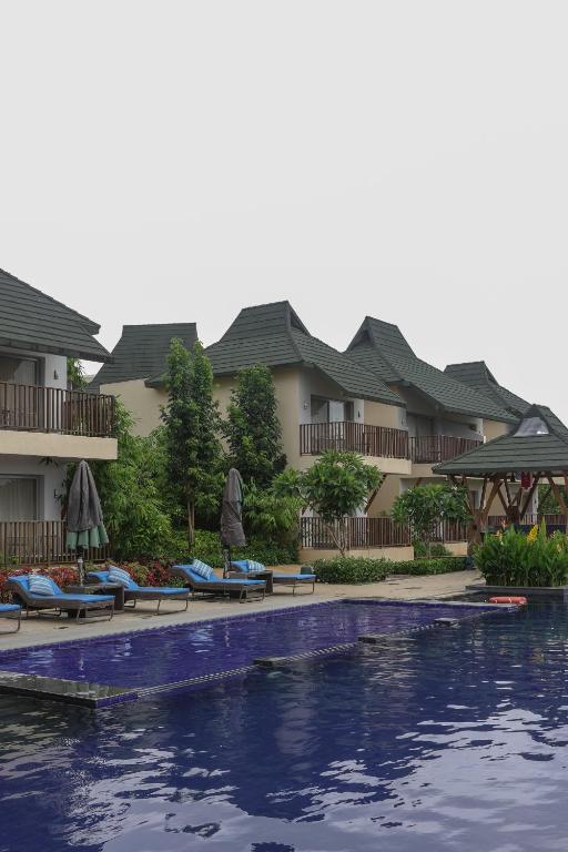 Bazén v ubytování Radisson Resort Hatgad Saputara nebo v jeho okolí