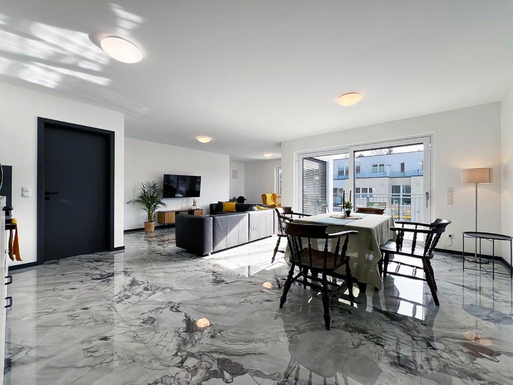 eine Küche und ein Esszimmer mit Tisch und Stühlen in der Unterkunft bonquartier - Luxus in Natur - Penthouse nah Bonn in Wachtberg