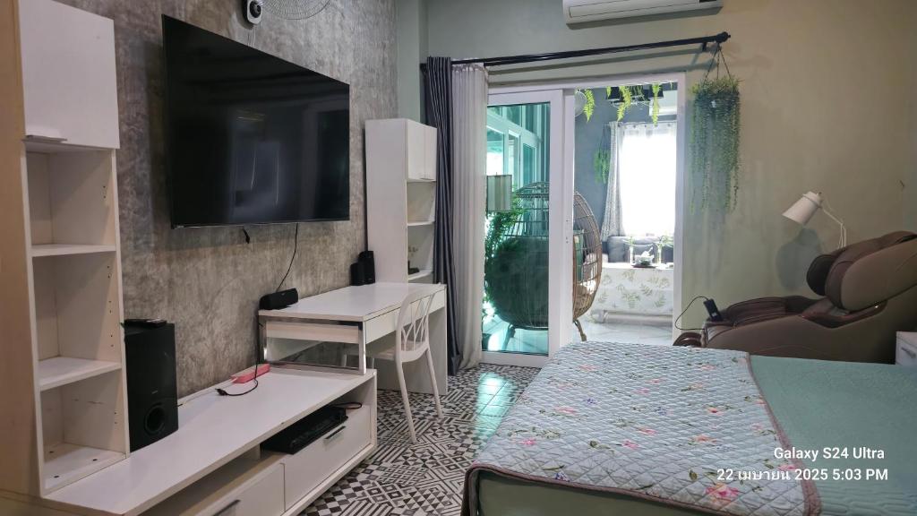 TV a/nebo společenská místnost v ubytování Merit courtyard Suvarnaphumi HOUSE