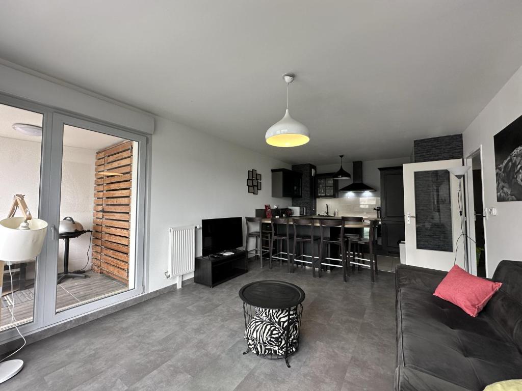 un salon avec un canapé et une table dans l'établissement Plantation FL - 4 Pers, Spacieux, Chaleureux, à Reims