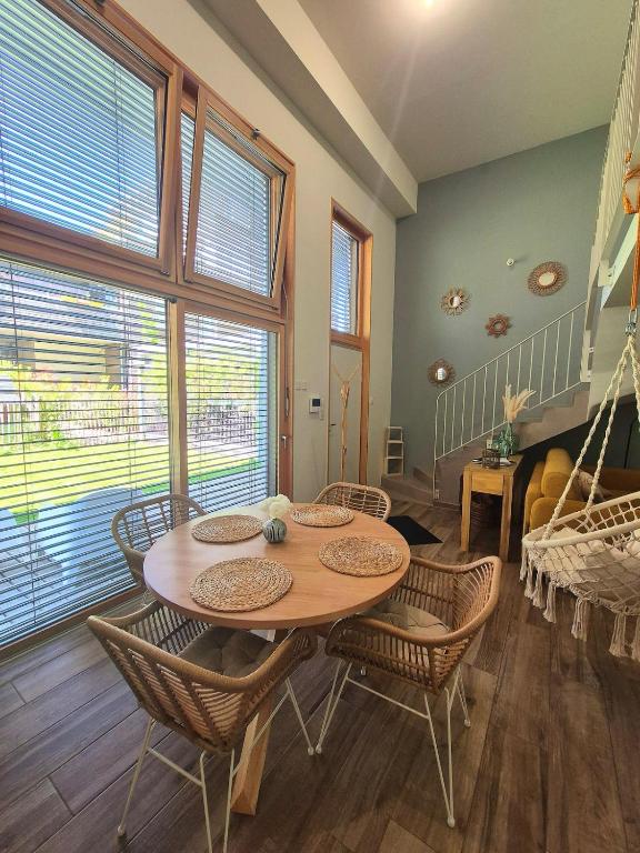 une salle à manger avec une table et des chaises dans l'établissement Le 11 - Terrasse et jardin à 10 minutes à pieds du centre-ville, à Strasbourg
