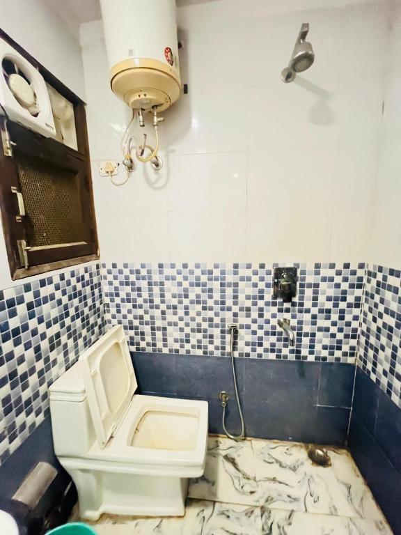 Koupelna v ubytování Hotel Three Stay - Near Dilli Haat Janakpuri