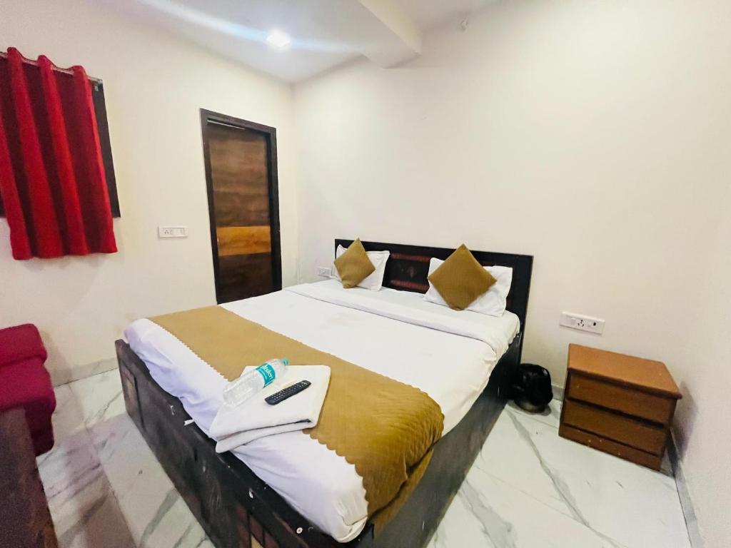 Postel nebo postele na pokoji v ubytování Hotel Three Stay - Near Dilli Haat Janakpuri