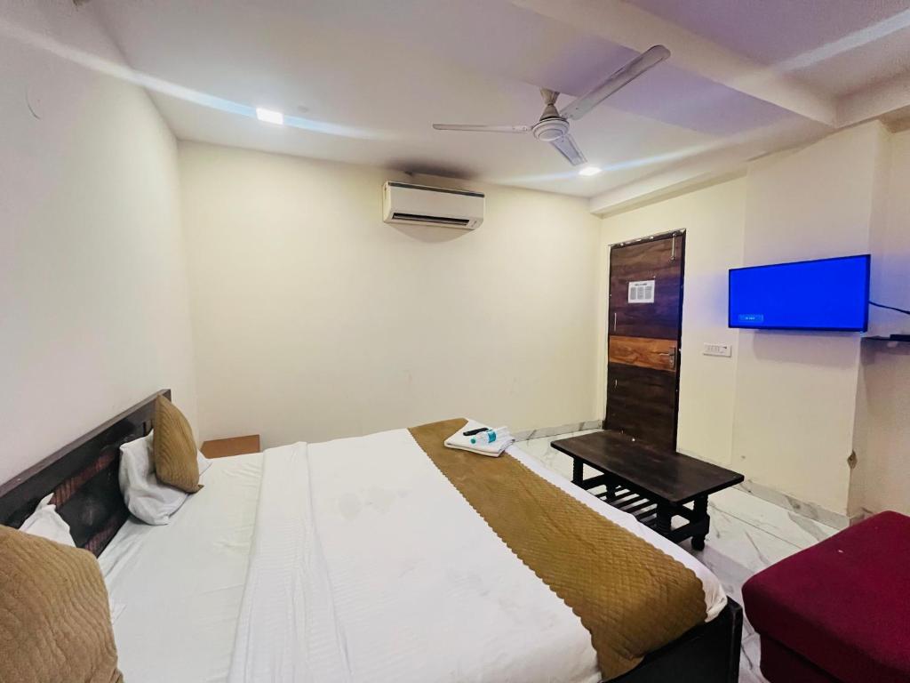 TV a/nebo společenská místnost v ubytování Hotel Three Stay - Near Dilli Haat Janakpuri