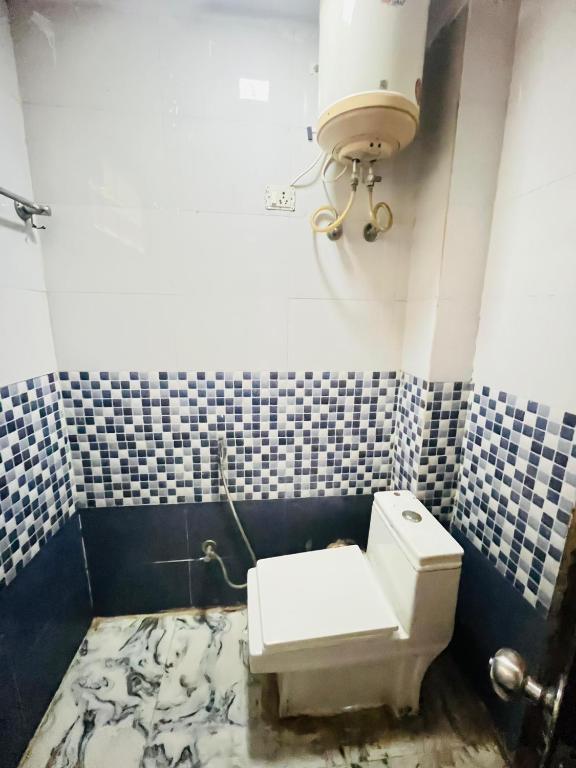 Koupelna v ubytování Hotel Three Stay - Near Dilli Haat Janakpuri