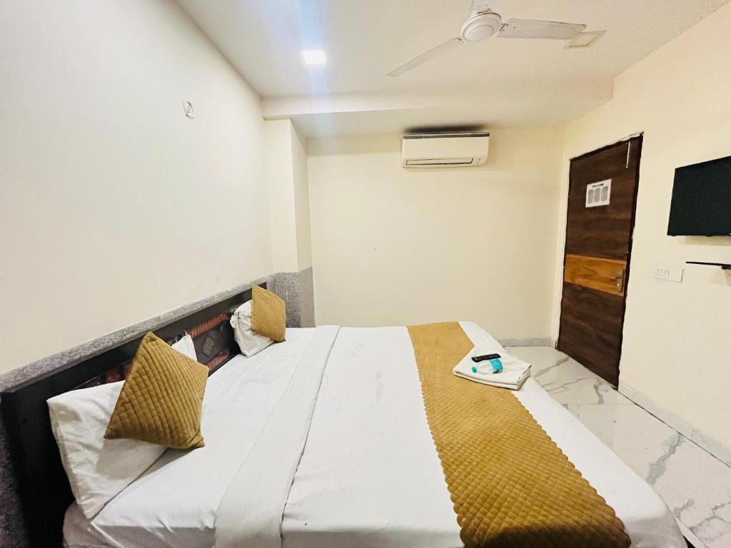 Postel nebo postele na pokoji v ubytování Hotel Three Stay - Near Dilli Haat Janakpuri