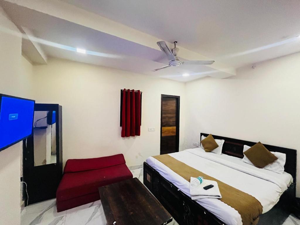 Postel nebo postele na pokoji v ubytování Hotel Three Stay - Near Dilli Haat Janakpuri