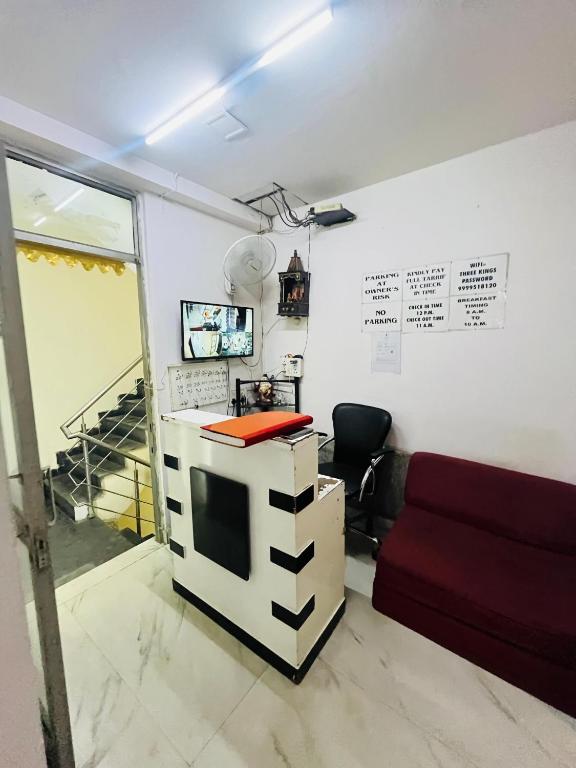 TV a/nebo společenská místnost v ubytování Hotel Three Stay - Near Dilli Haat Janakpuri