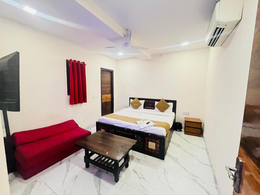 Postel nebo postele na pokoji v ubytování Hotel Three Stay - Near Dilli Haat Janakpuri