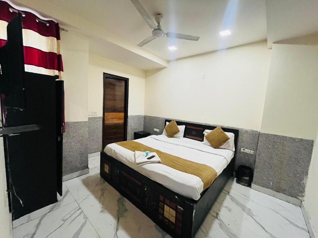 Postel nebo postele na pokoji v ubytování Hotel Three Stay - Near Dilli Haat Janakpuri