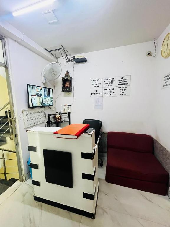 TV a/nebo společenská místnost v ubytování Hotel Three Stay - Near Dilli Haat Janakpuri