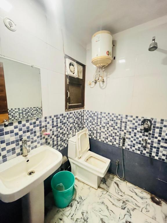 Koupelna v ubytování Hotel Three Stay - Near Dilli Haat Janakpuri