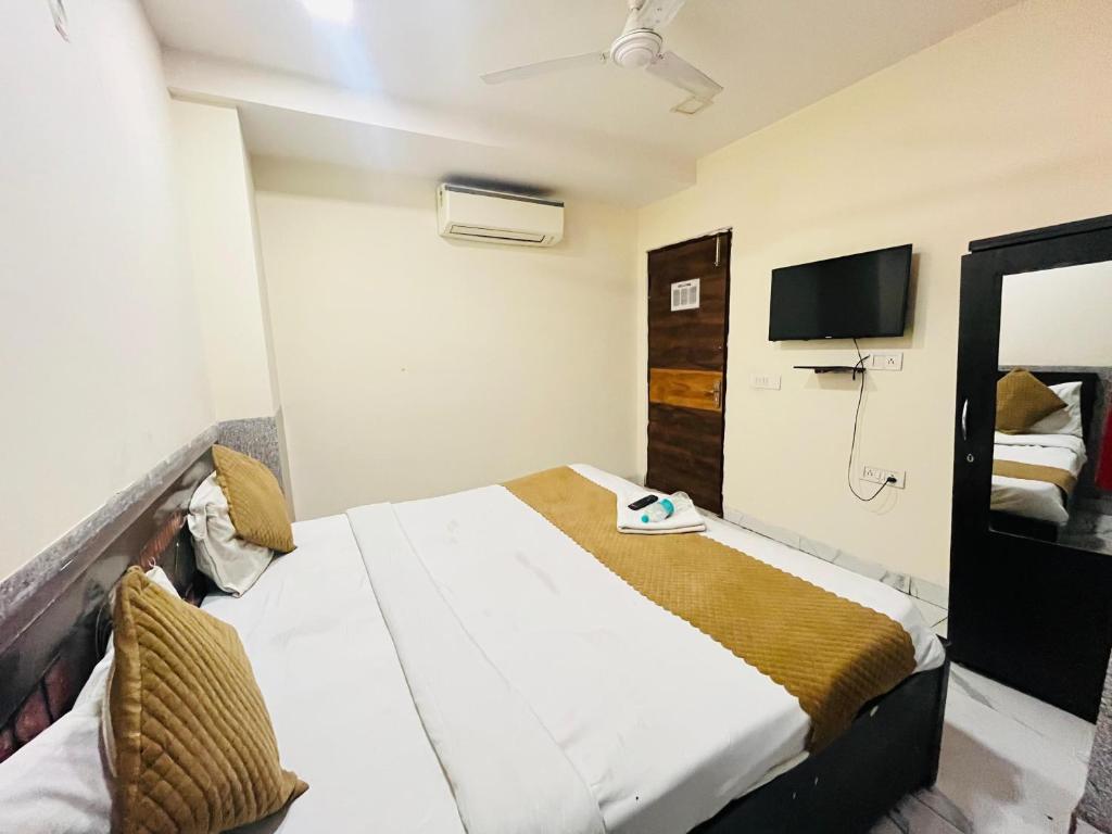 Postel nebo postele na pokoji v ubytování Hotel Three Stay - Near Dilli Haat Janakpuri