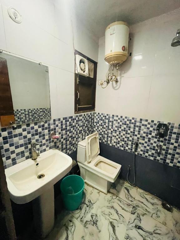 Koupelna v ubytování Hotel Three Stay - Near Dilli Haat Janakpuri