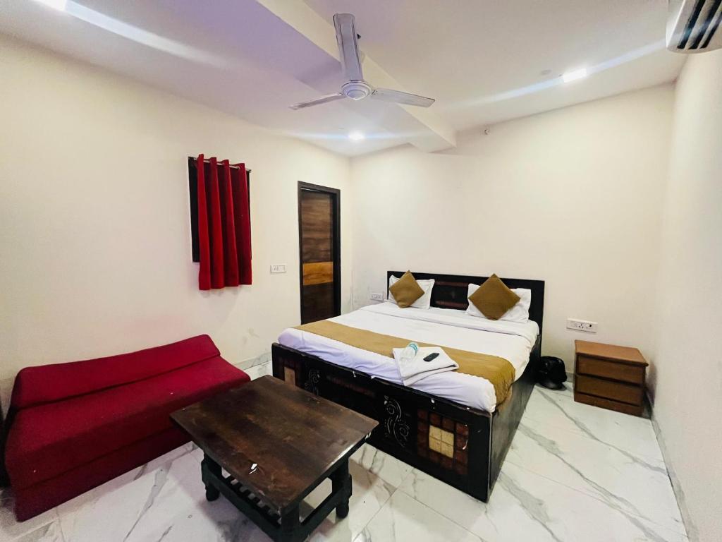 Postel nebo postele na pokoji v ubytování Hotel Three Stay - Near Dilli Haat Janakpuri