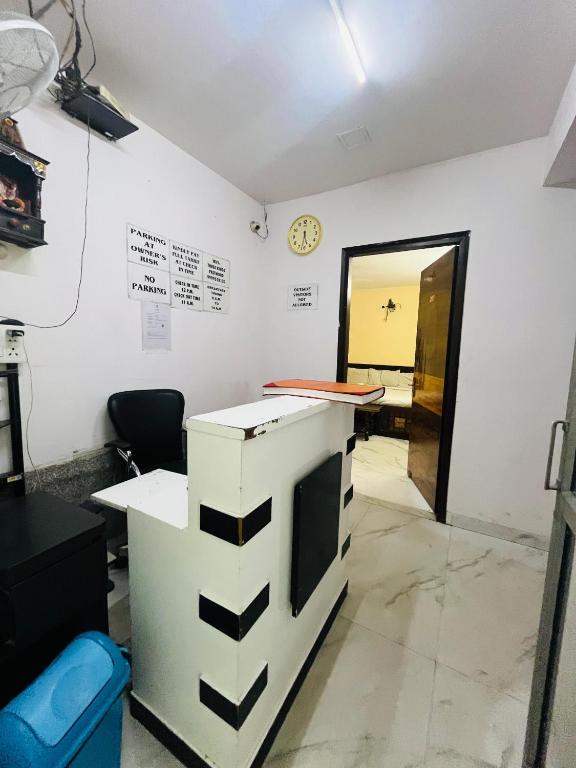 TV a/nebo společenská místnost v ubytování Hotel Three Stay - Near Dilli Haat Janakpuri