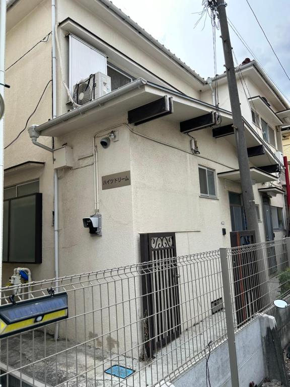 ein Haus mit einem Schild mit der Aufschrift „Akari“ in der Unterkunft ハイツドリーム梦想小屋 in Tokio