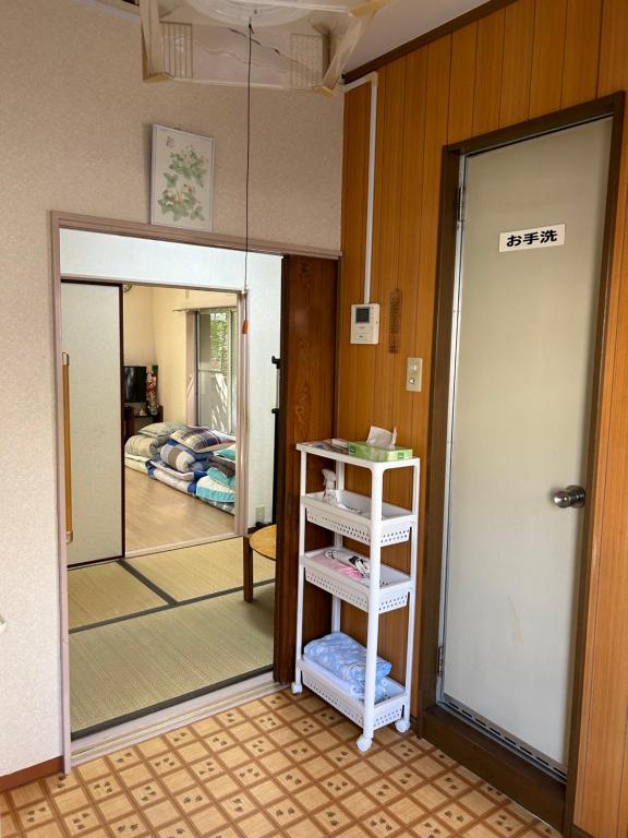 Zimmer mit Spiegel und Zimmer mit Bett in der Unterkunft ハイツドリーム梦想小屋 in Tokio