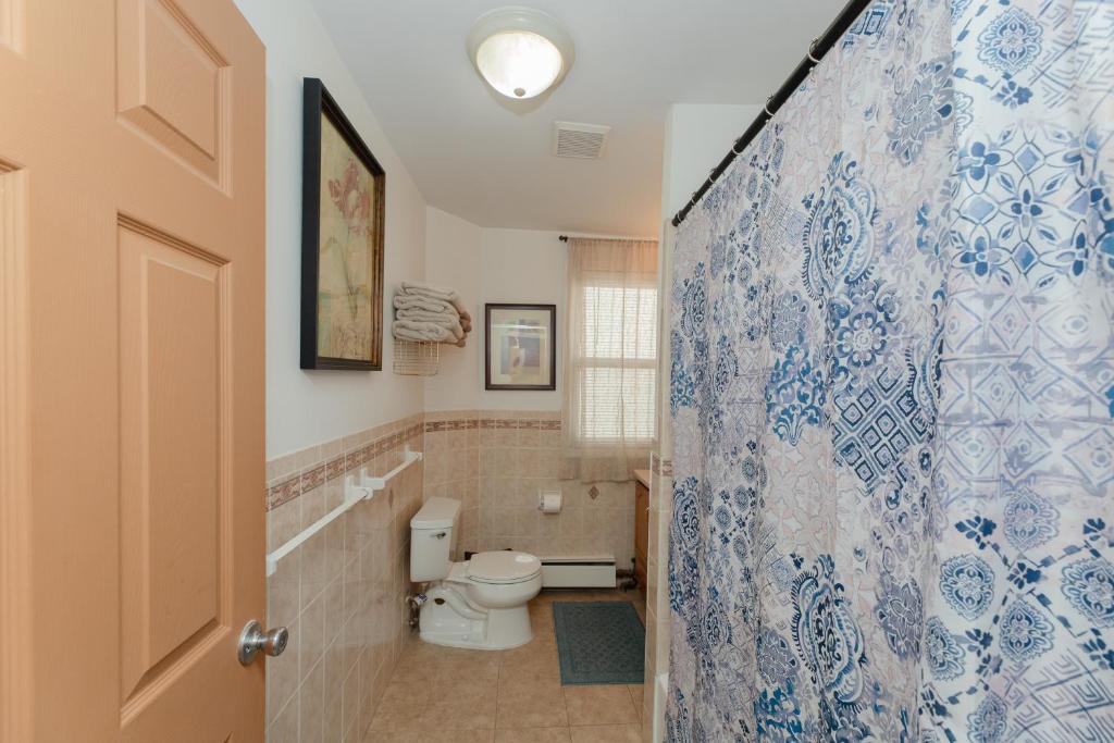 Koupelna v ubytování 3 Bedroom Gem! King, Full & Twin Beds, Sauna with Free Parking plus more