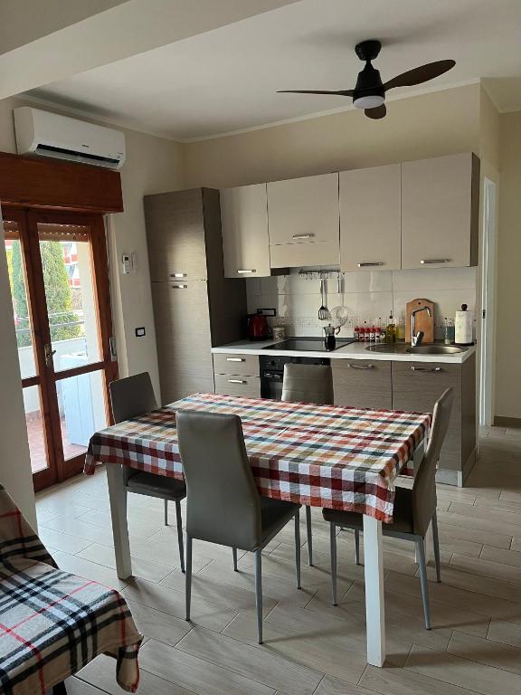 スカレアにあるApartment in Scaleaのキッチン(テーブル、椅子付)、キッチン(シーリングファン付)