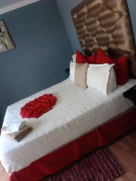 Postel nebo postele na pokoji v ubytování UP 2 DATE GUESTHOUSE