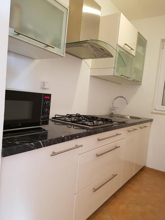 Kuchyňa alebo kuchynka v ubytovaní Apartments Villa Maslinica