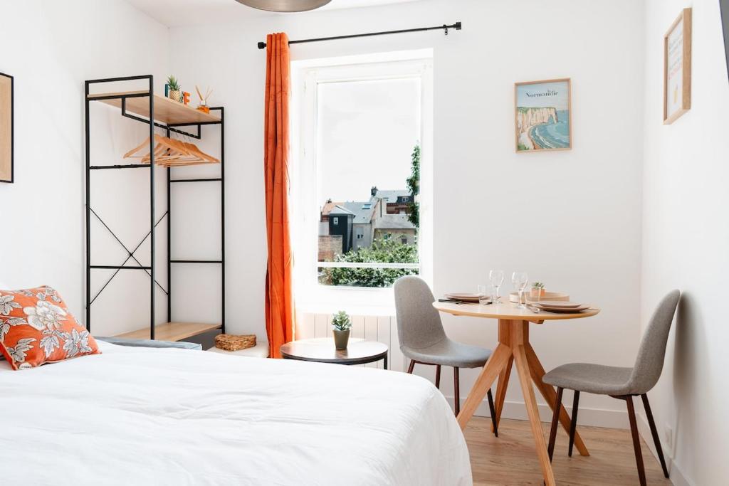 une chambre avec un lit, une table et une fenêtre dans l'établissement Washington 2, au Havre