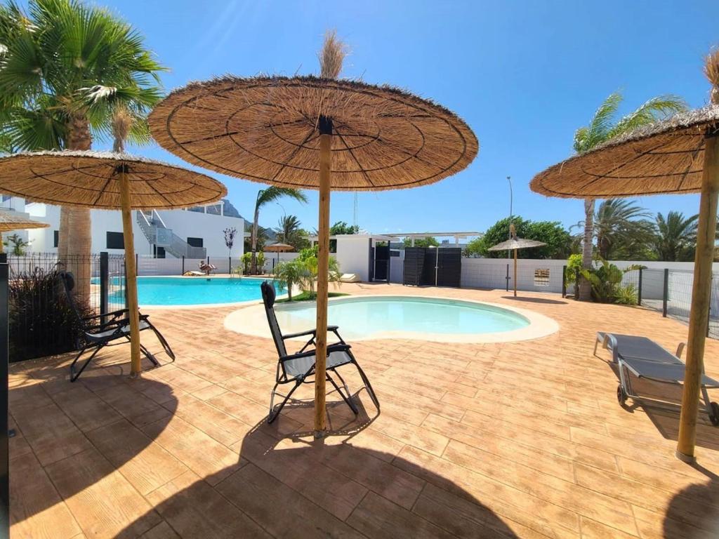 Πισίνα στο ή κοντά στο Bungalow Hidden Paradise, cerca de la playa Deveses