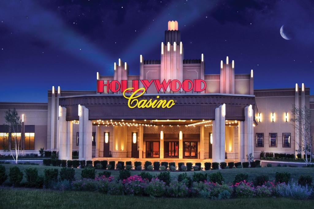 un hotel con un cartel que lee el casino de Hollywood en Hollywood Casino Joliet Hotel en Joliet
